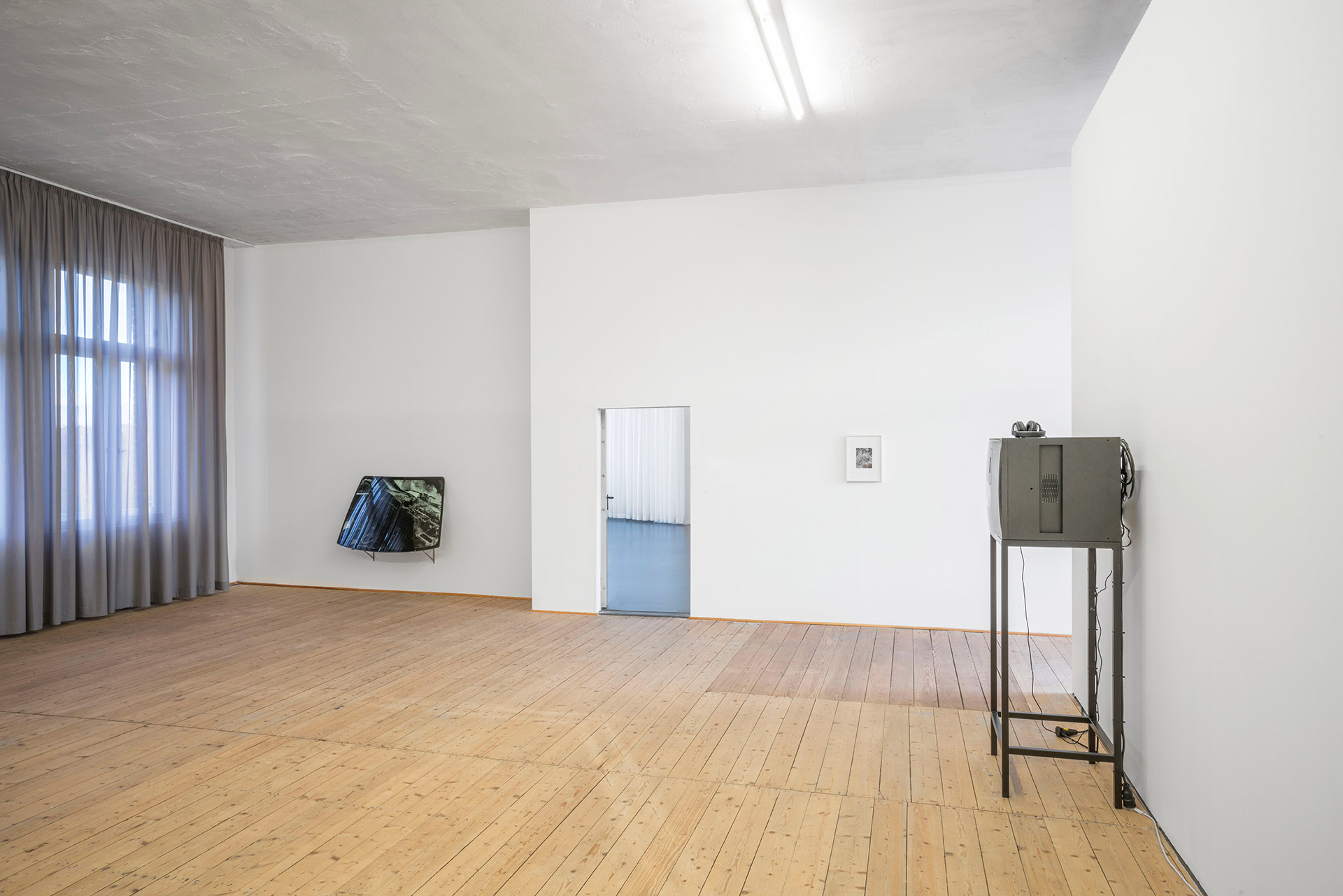 Sophia Hallmann, Leah Zhang, Anna Raoh, Ausstellungsansicht, Material Shift, 2025. Photo: Kai-Hendrik Windeler